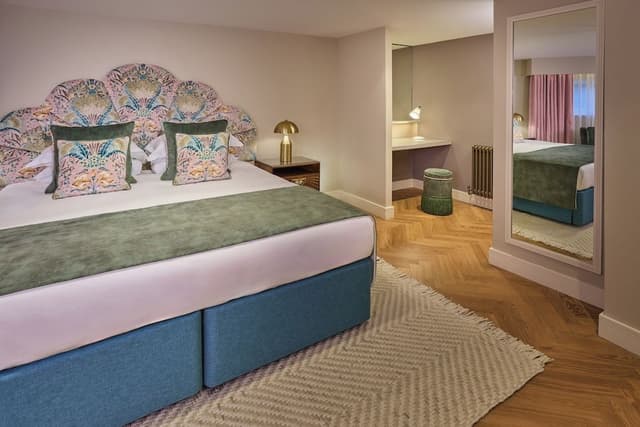 Family Suite, 1 King Bed with Sofa bed (Hideway)