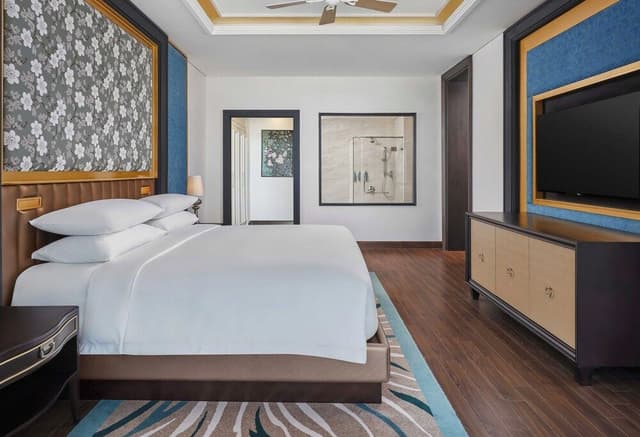 Club Suite, 1 King Bed, Terrace