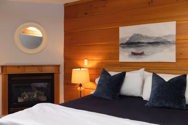 Classic Studio, 1 Queen Bed, Fireplace, Lake View