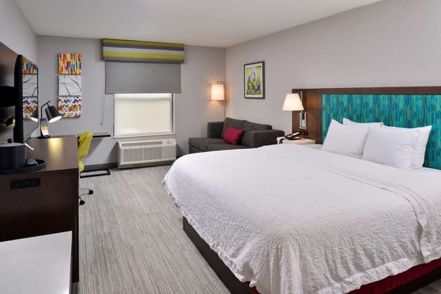 1 KING BED STUDY WITH SOFABED NONSMOKING