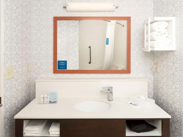 2 QUEENS MOBILITY/HEARING ACCESS TUB NOSMOK