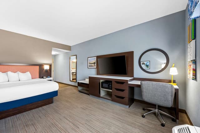 1 KING BED STUDY WITH SOFABED NONSMOKING
