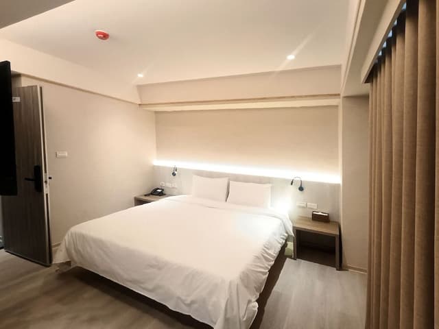 Basic Double Room, 1 King Bed