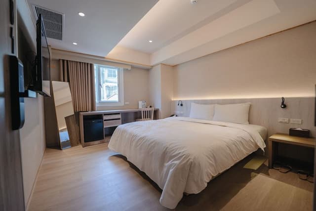 Basic Double Room, 1 King Bed