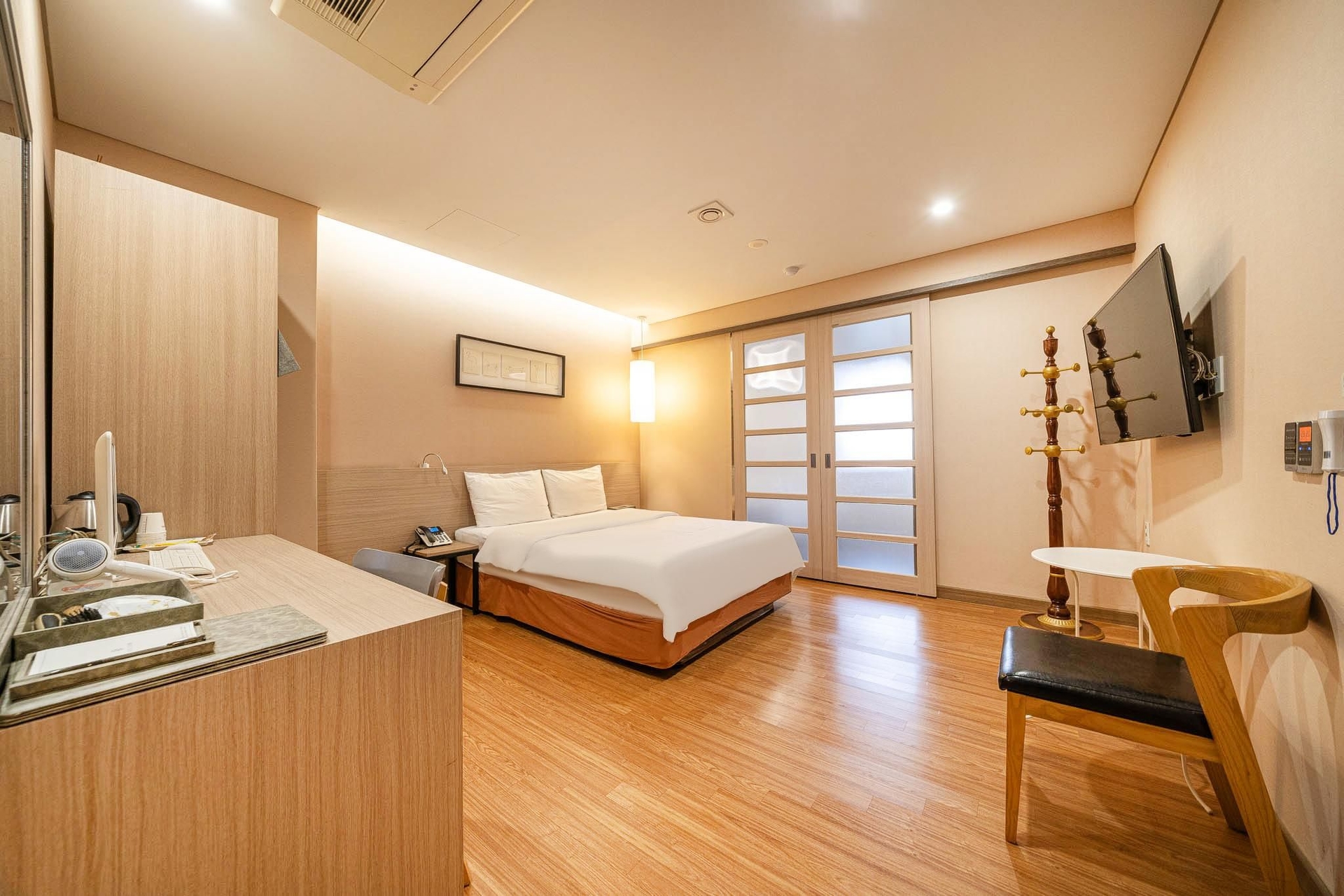 โรงแรมโคลเวอร์ (Hotel Clover)1