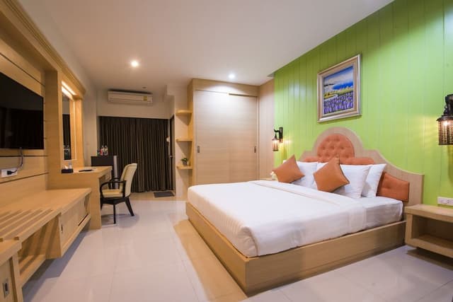Deluxe Suite, 1 King Bed, Non Smoking, Garden View