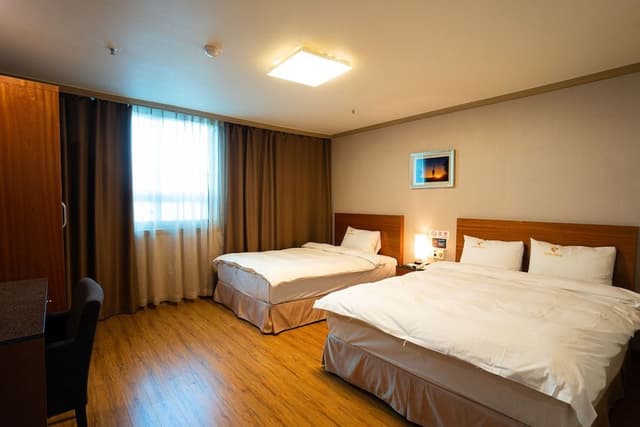 Deluxe Twin Room (Breakfast for 2, Free Netflix+Youtube)