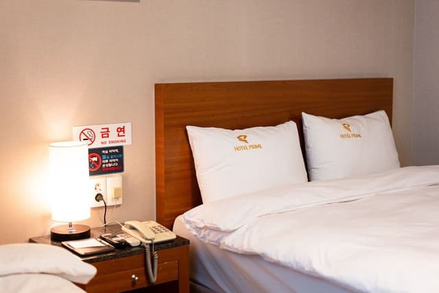 Standard Room (Breakfast for 2, Free Netflix+Youtube)