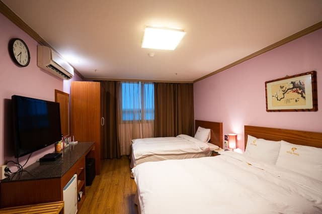 Deluxe Twin Room (Breakfast for 2, Free Netflix+Youtube)