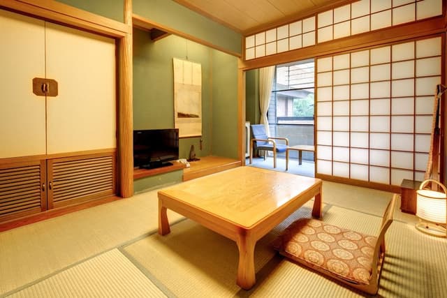 Tiny Japanese Room, Smoking