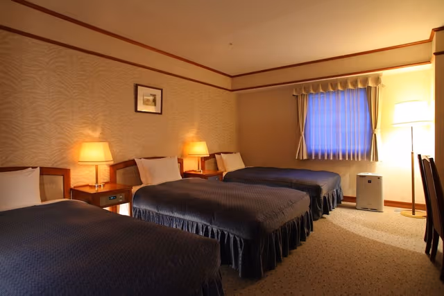 Triple Room, 3 Semi-double Beds, City View, Smoking