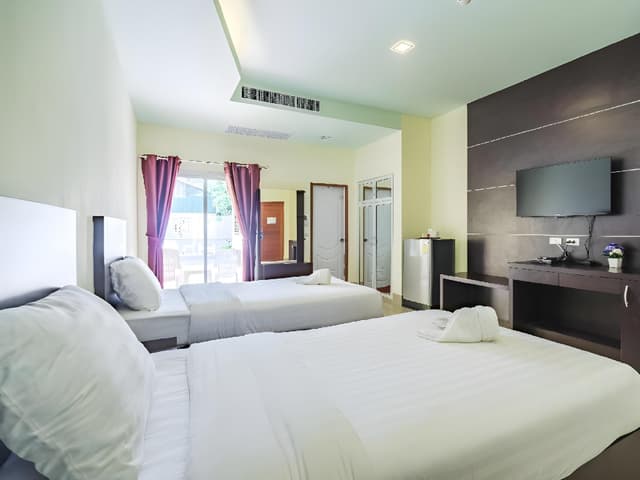 Superior Twin Room Poolside