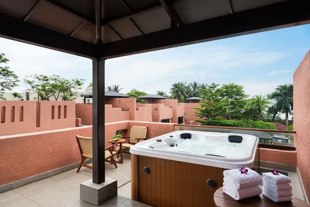 Deluxe Duplex with Jacuzzi