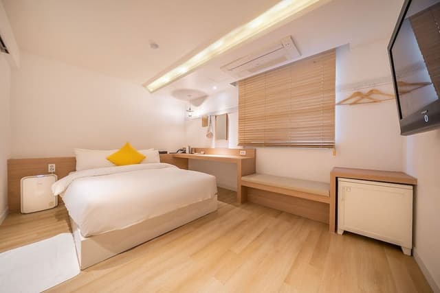 Deluxe Room (B)