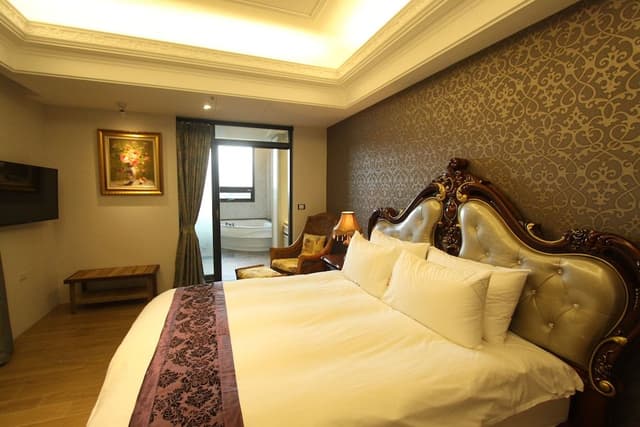 Honeymoon Double Room, 1 King Bed, Hot Tub, Courtyard View