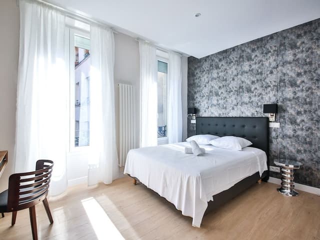 Luxury Apartment, Private Bathroom, Courtyard View (205)