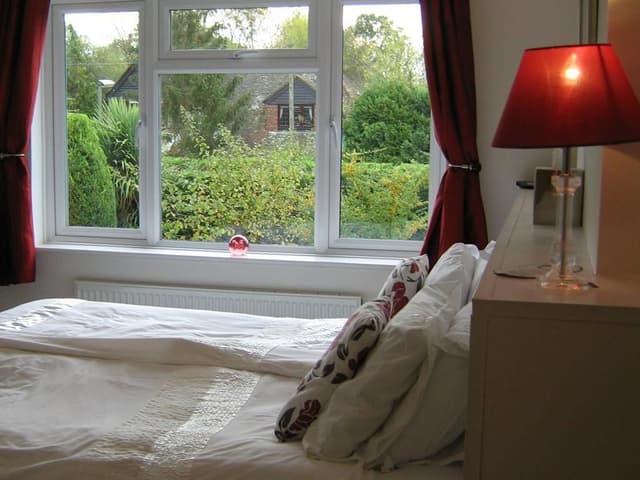 Queen-Ensuite with Shower-over the bath - Rose