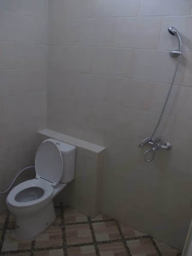 Express (Shared Bathroom)