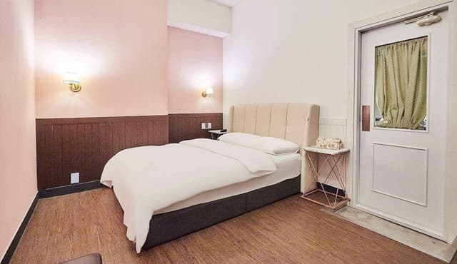 Suite Double Deluxe(2 Pax,Adults Only, No Smoking, Living Room, 1 King Bed, 1 Queen Bed, No Bathtub)