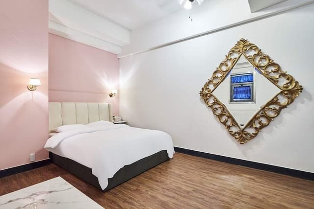 Classic Deluxe (2 Pax, Adults Only, No Kids, No Smoking, 1 Queen Bed)
