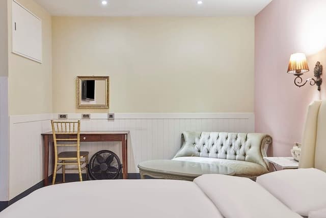 Classic Deluxe (2 Pax, Adults Only, No Kids, No Smoking, 1 Queen Bed)