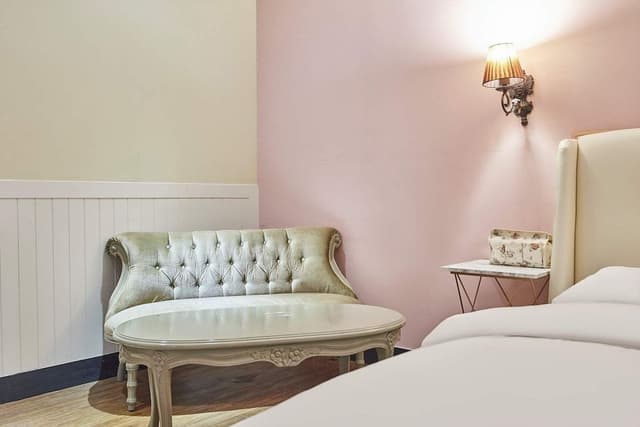 Classic Deluxe (2 Pax, Adults Only, No Kids, No Smoking, 1 Queen Bed)