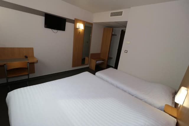 Family Room (2 Adults + 2 Children)
