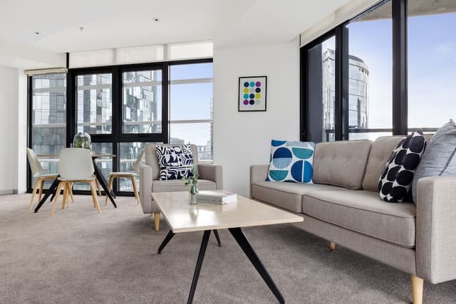 Lilly: 2 Bedroom Deluxe Apartment with City View