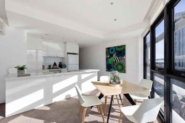 Lilly: 2 Bedroom Deluxe Apartment with City View