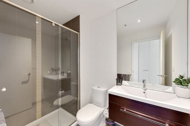 Lilly: 2 Bedroom Deluxe Apartment with City View