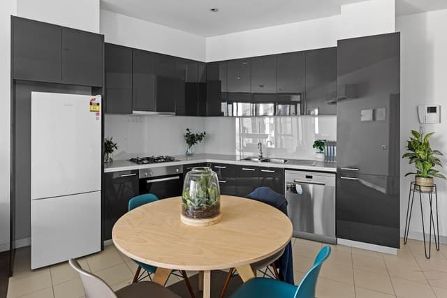 Lucy: 2 Bedroom Apartment with City View