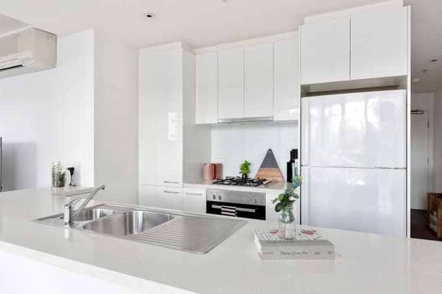 Lilly: 2 Bedroom Deluxe Apartment with City View