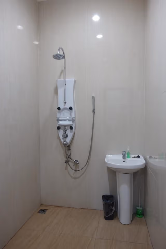 Shared Dormitory, Men only