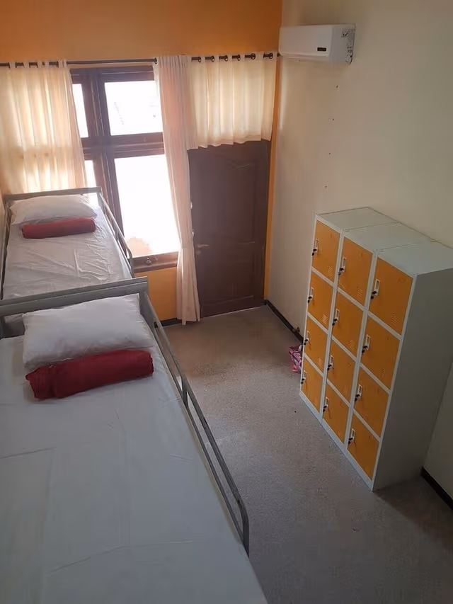 Shared Dormitory, Men only