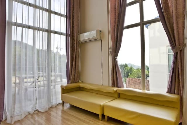 White Friend Room