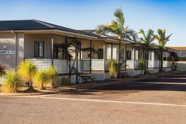 Superior 2 Bedroom Cabin (1 King and 2 Single Beds)