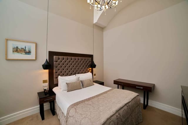 Superior Room (George Lansbury)
