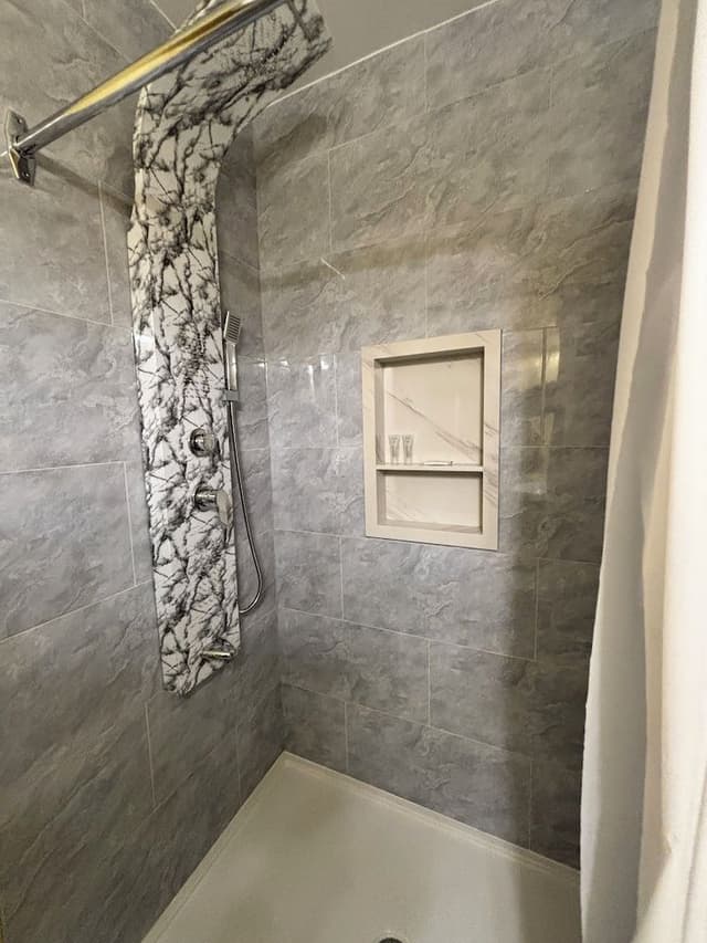 Comfort Room, 1 Queen Bed