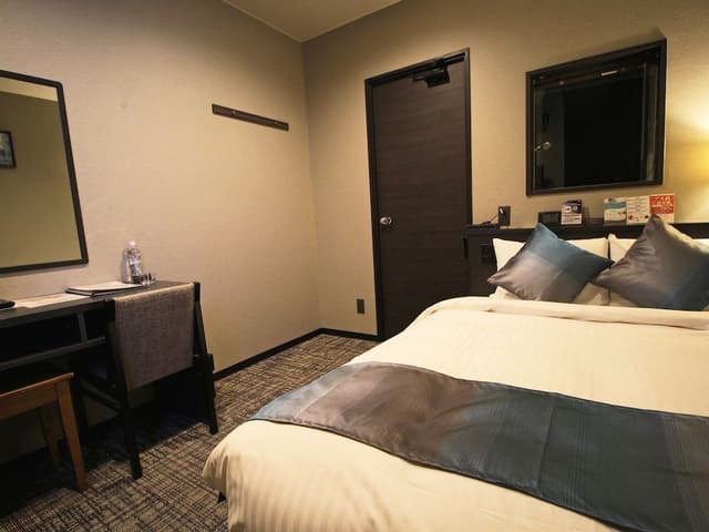 Double Room, Smoking