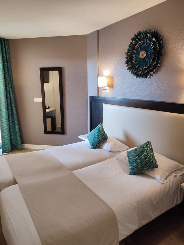Twin Room, City side