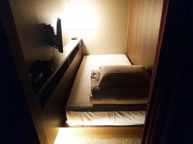 Basic Single Room, Men only