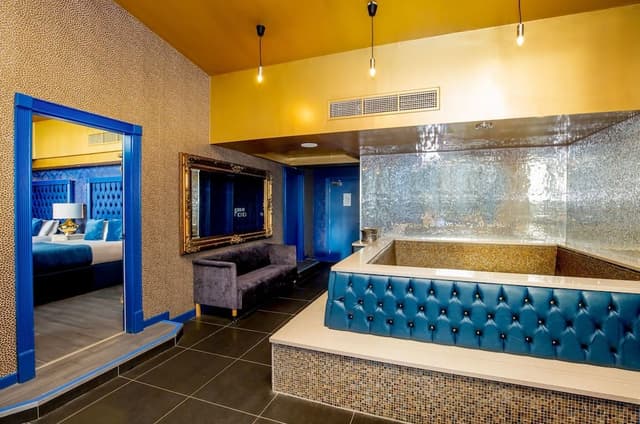 Luxury Penthouse, Multiple Beds, Hot Tub, River View