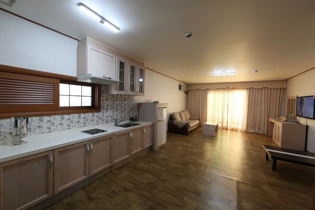 Family Room (25PY, extra person fee over 8 people)