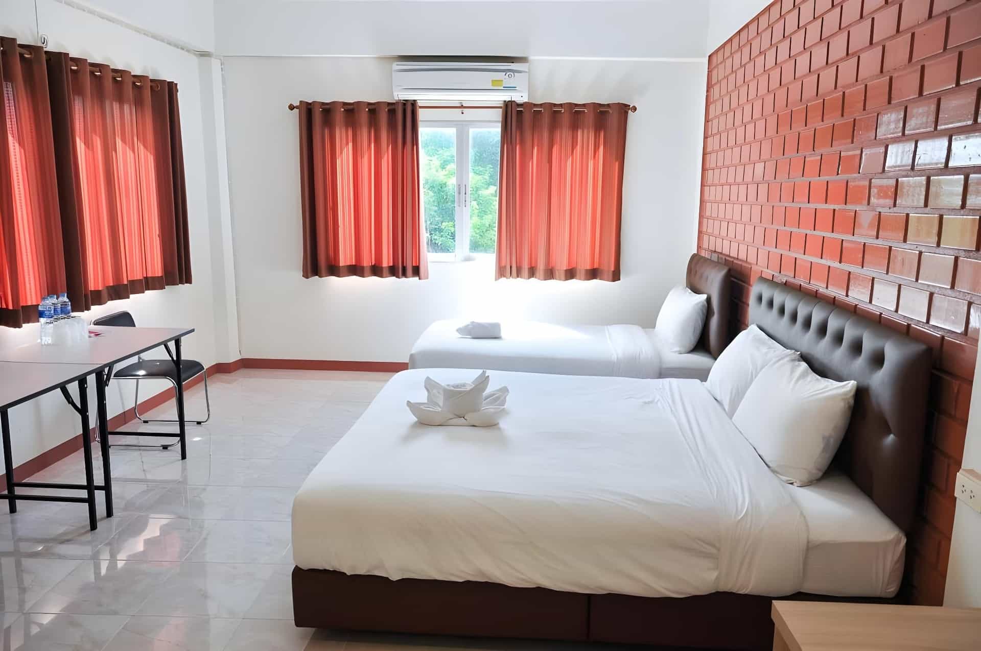 โรงแรมบุษราคัม เพลส จันทบุรี โรงแรมบุษราคัม เพลส จันทบุรี