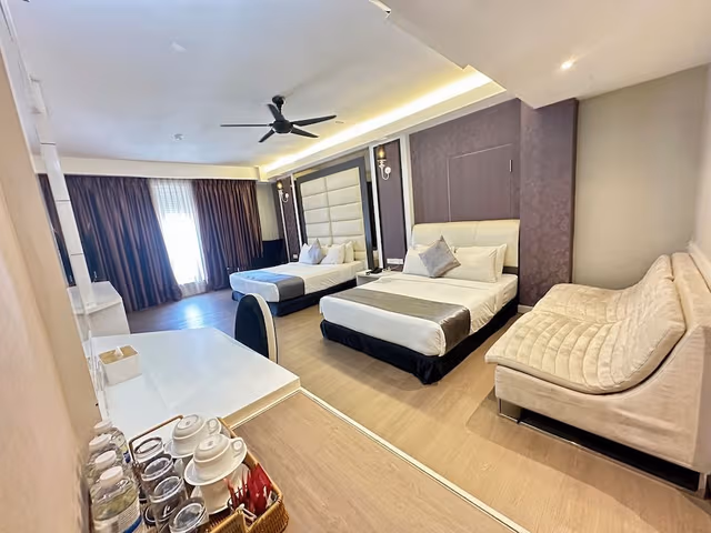 Deluxe Family Suite with Bathtub
