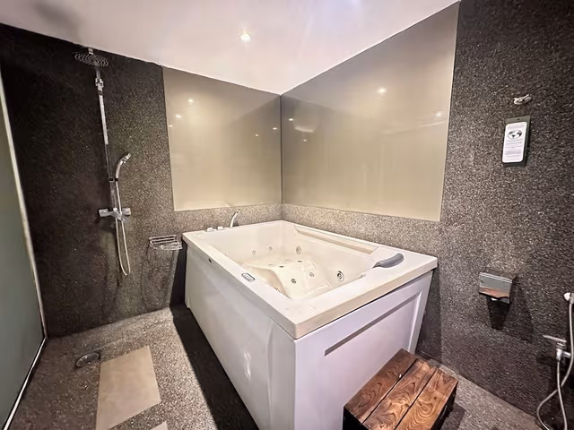 Deluxe Family Suite with Bathtub