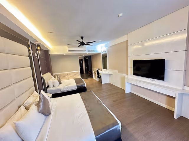 Deluxe Family Suite with Bathtub
