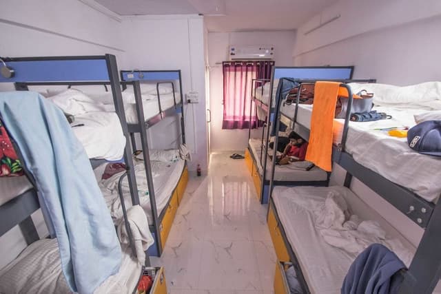 A/C 8 Bed Mixed Dorm