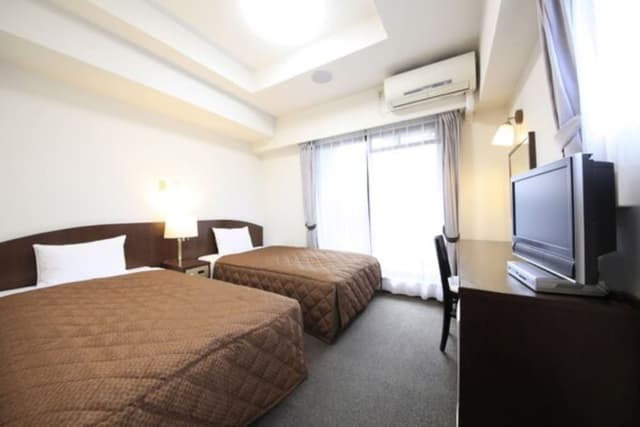 Twin Room, Smoking