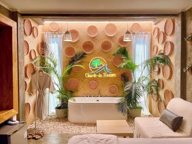 Deluxe Room, 1 King Bed, Non Smoking, Bathtub
